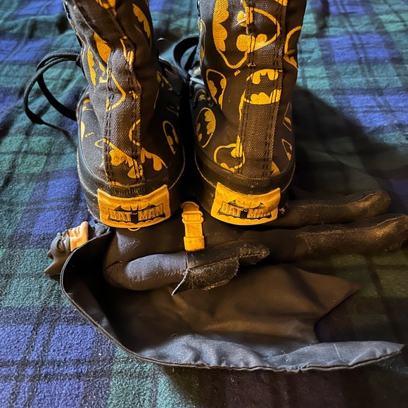 Collectors Batman ‘89 Converse + Toy - Picture 4 of 13